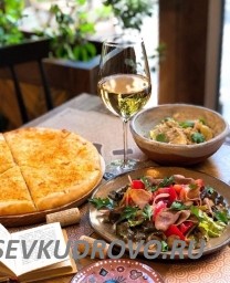 Ресторану Грузинской кухни в Кудрово требуются официанты! Ресторану Грузинской кухни в Кудрово требуются официанты!