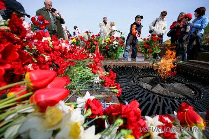 Кудровчане воровали цветы с мемориала. Кудровчане воровали цветы с мемориала.