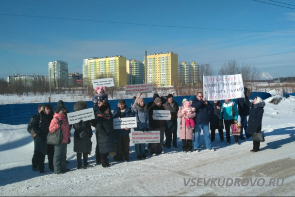 Обманутые дольщики ЖК Янино-парк перекрыли Колтушское шоссе Обманутые дольщики ЖК Янино-парк перекрыли Колтушское шоссе