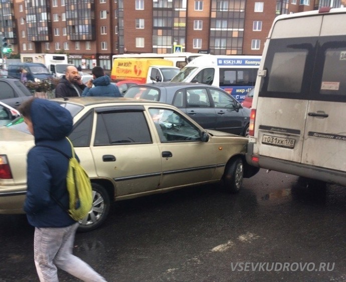 ДТП заблокировало движение в Кудрово ДТП заблокировало движение в Кудрово