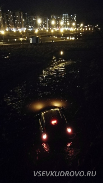 В Кудрово Volvo въехало в Оккервиль В Кудрово Volvo въехало в Оккервиль