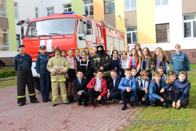 Школьникам Кудрово рассказали как выжить при пожаре Школьникам Кудрово рассказали как выжить при пожаре