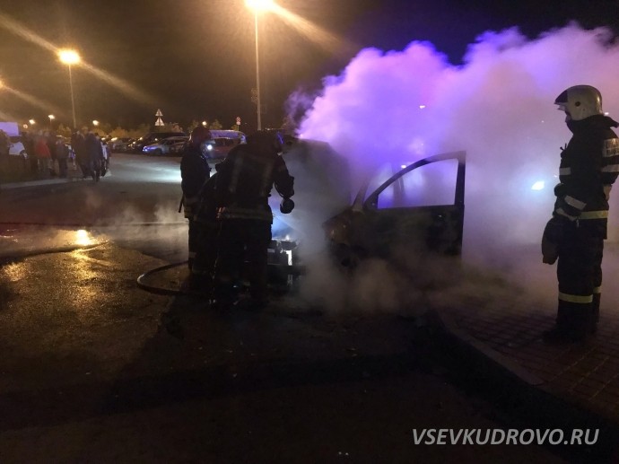 В Кудрово на улице Ленинградской взорвался и загорелся автомобиль. В Кудрово на улице Ленинградской взорвался и загорелся автомобиль.