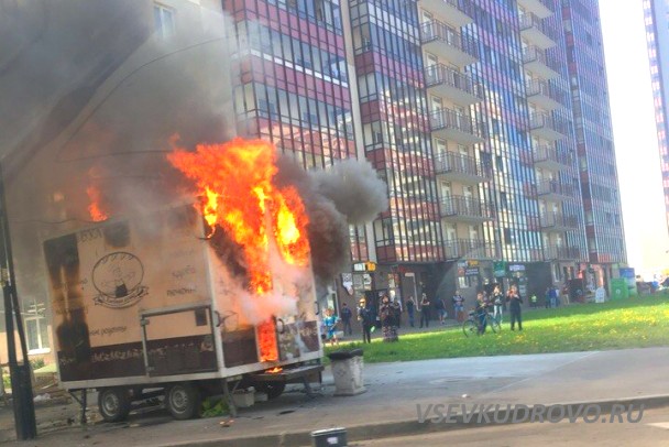 В Кудрово сгорела передвижная пекарня. В Кудрово сгорела передвижная пекарня.