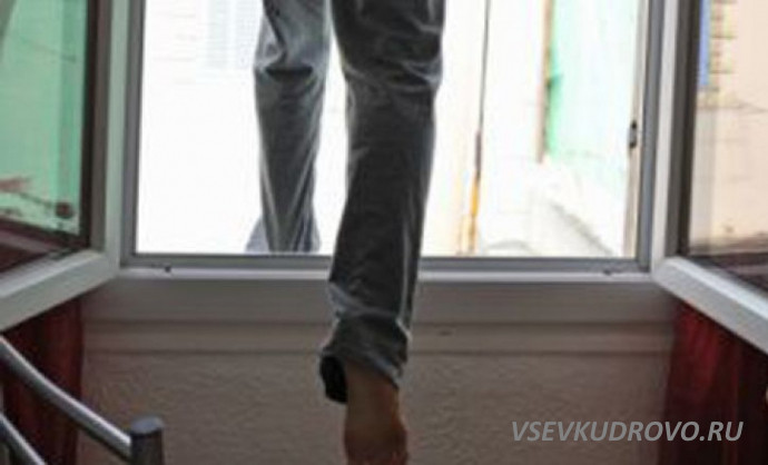 В Кудрово из окна многоэтажки выпал мужчина в клетчатых бриджах В Кудрово из окна многоэтажки выпал мужчина в клетчатых бриджах