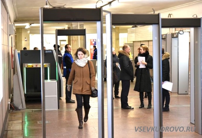 Новые правила досмотра пассажиров в Петербургском метро. Новые правила досмотра пассажиров в Петербургском метро.