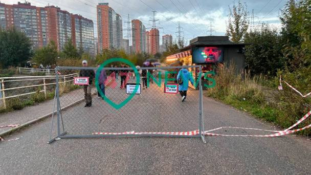 Заборы с табличками «опасно для жизни» перегородили тропу к метро в Мурино (2026)
