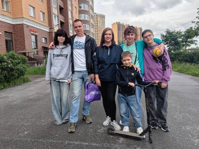 Многодетная семья из Янино-1 получила 12-й в этом году земельный участок (2026)