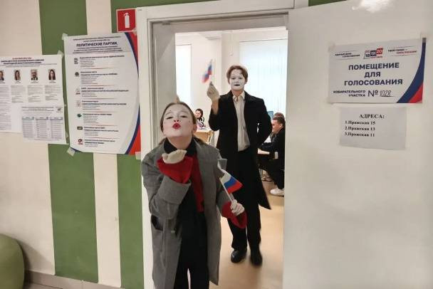На избирательном участке в Заневке мимы устроили перформанс во время голосования