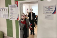 На избирательном участке в Заневке мимы устроили перформанс во время голосования