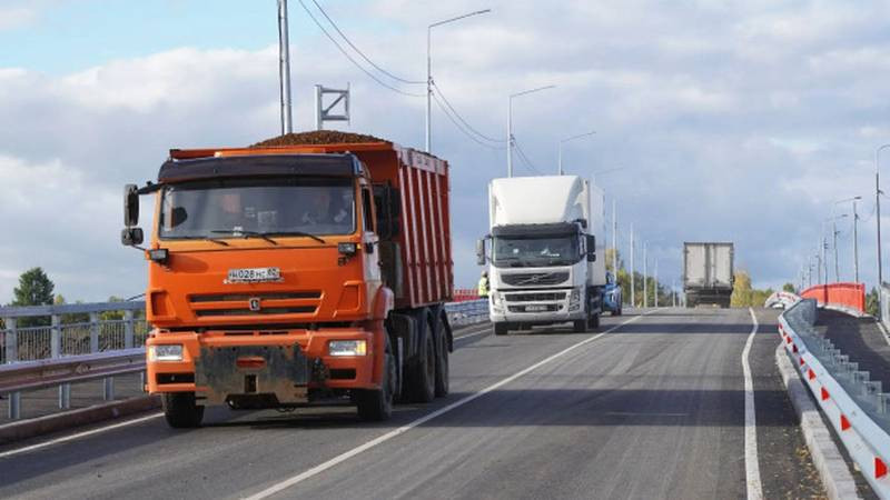 В Усть-Луге открыли рабочее движение по отремонтированному мосту через реку Лугу (2026)