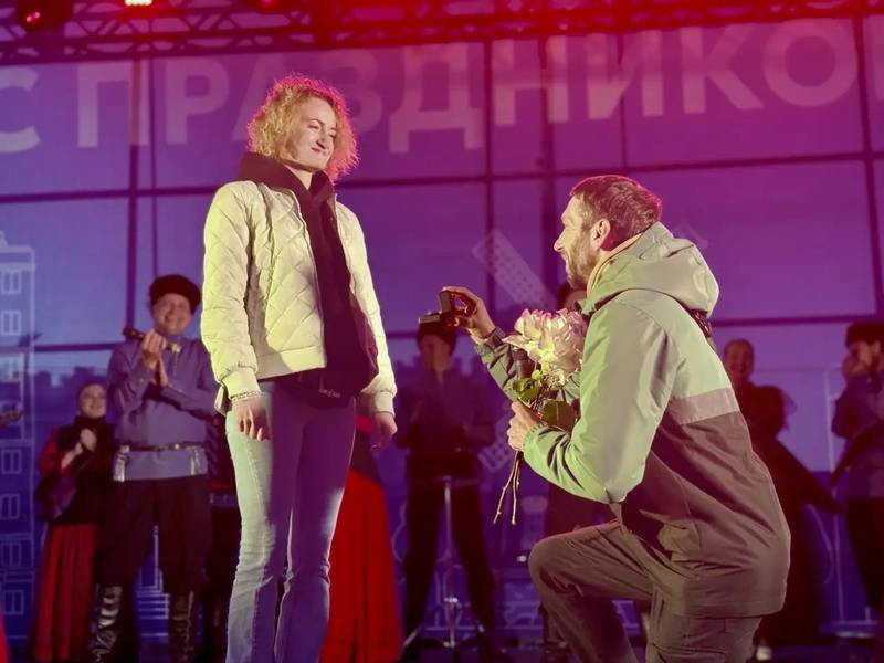 В Заневском поселении участник СВО сделал предложение руки и сердца на празднике 20-летия муниципали